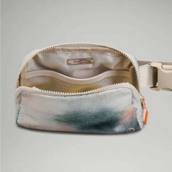 NWT Lululemon everywhere belt bag 1L - Picture 5 of 12